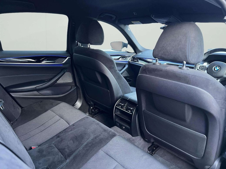 2018 BMW 5 Series - image 32