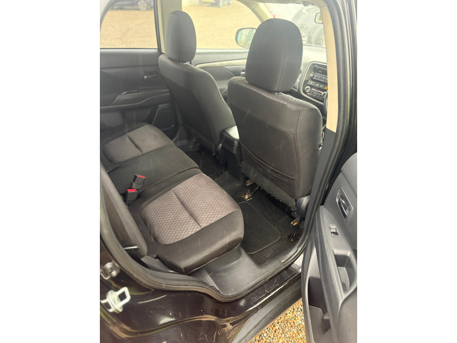 2013 Mitsubishi Outlander - image 10