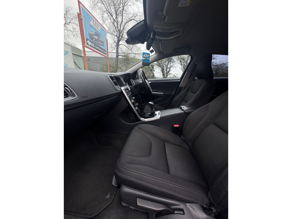 2017 Volvo V60 - image 22