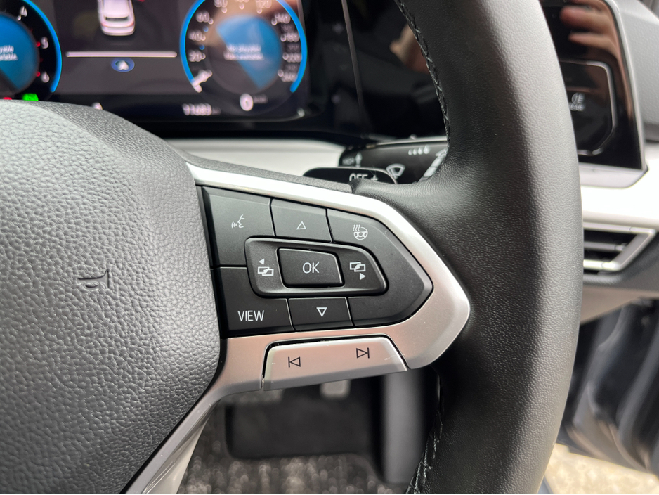 2022 Volkswagen Golf - image 23