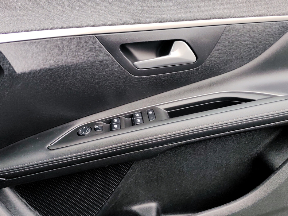2019 Peugeot 3008 - image 6
