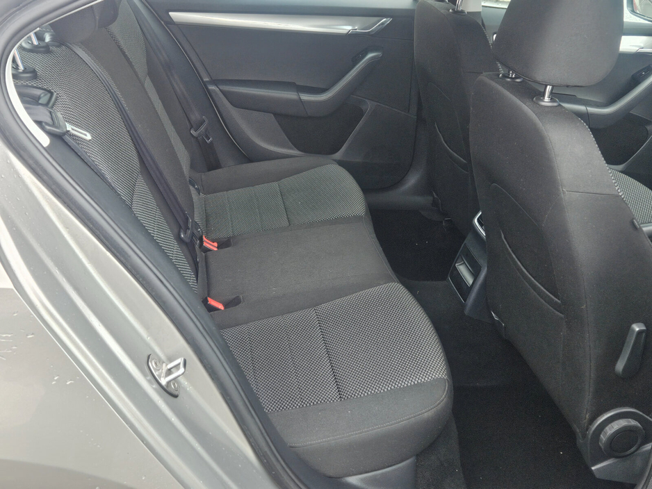 2015 Skoda Octavia COMBI AMBITION 1.6TDI 110HP DSG €10,450