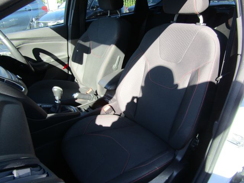 2017 Ford Focus - image 15