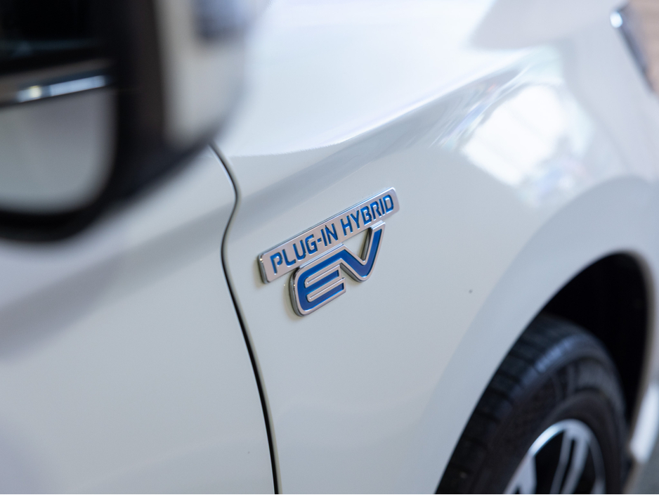 2016 Mitsubishi Outlander - image 11