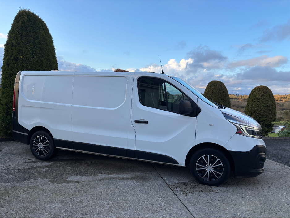 2020 Renault Trafic - image 3