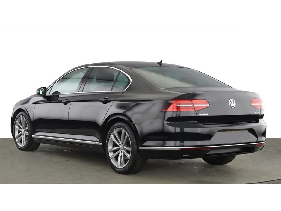 2018 Volkswagen Passat - image 2