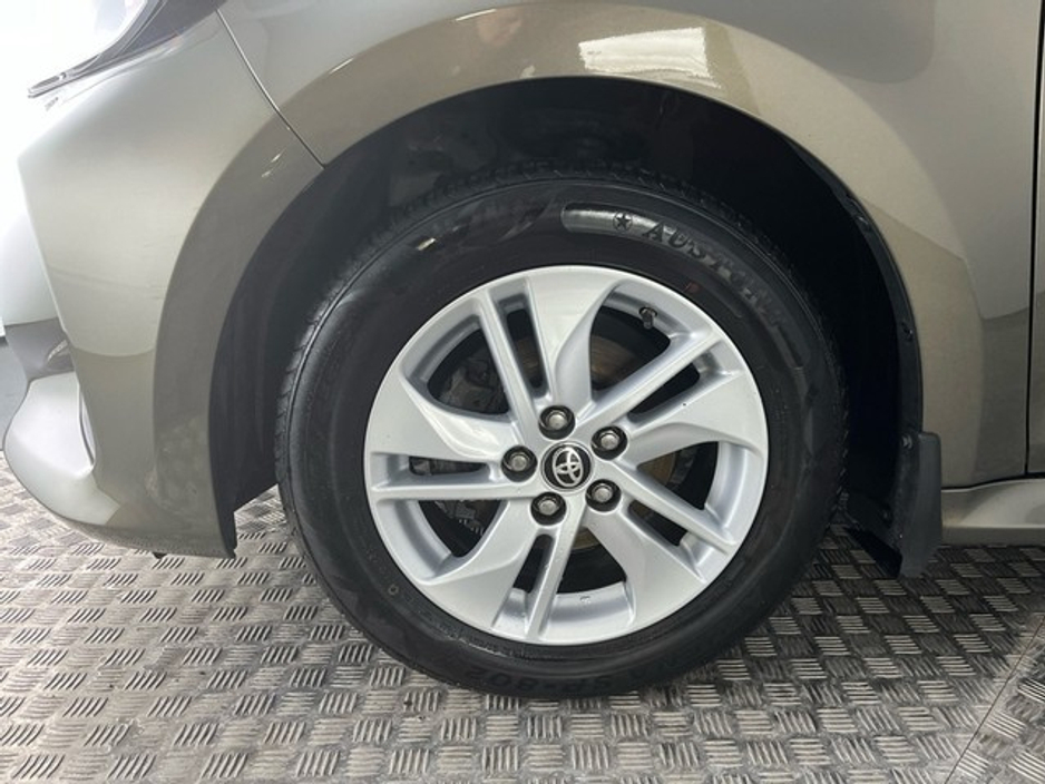 2021 Toyota Yaris - image 12