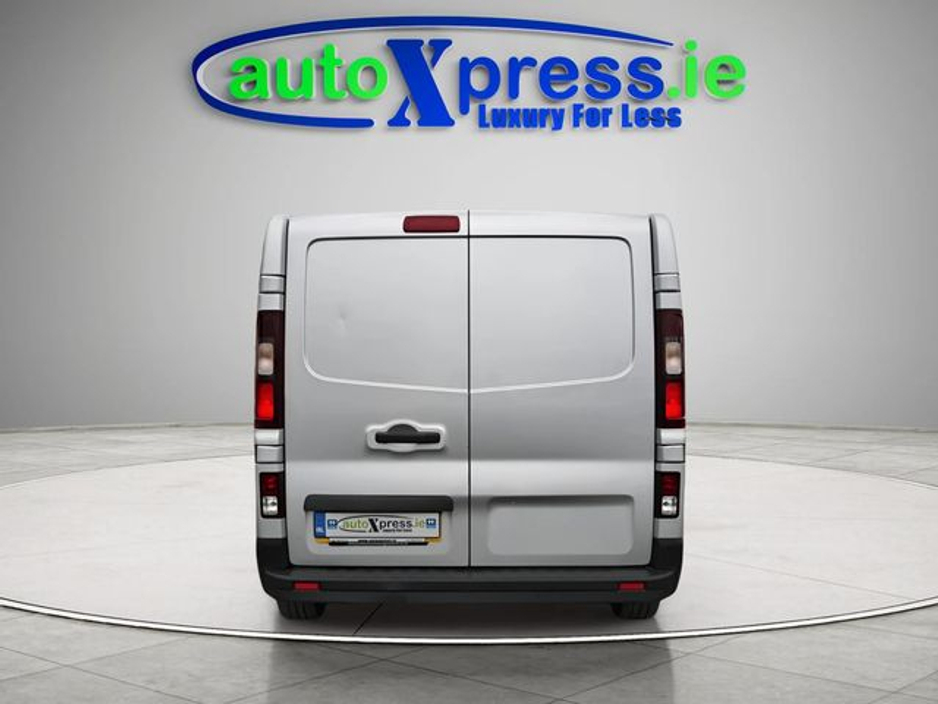 2021 Renault Trafic - image 7