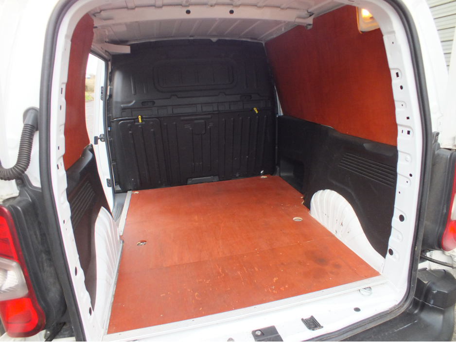 2019 Vauxhall Combo - image 10