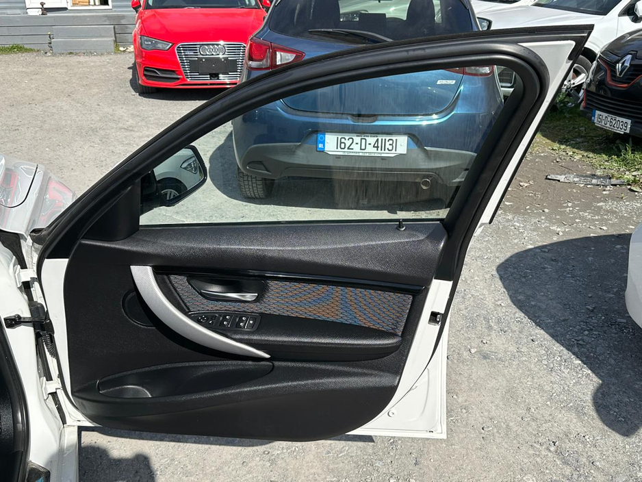 2017 BMW 3 Series - image 7