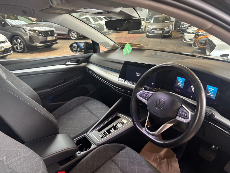 2023 Volkswagen Golf - image 7
