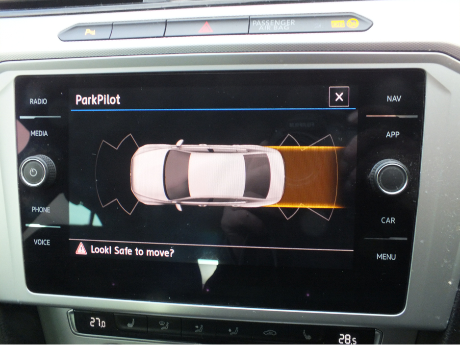 2018 Volkswagen Passat - image 8