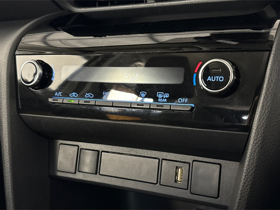 2023 Toyota Yaris Cross - image 21