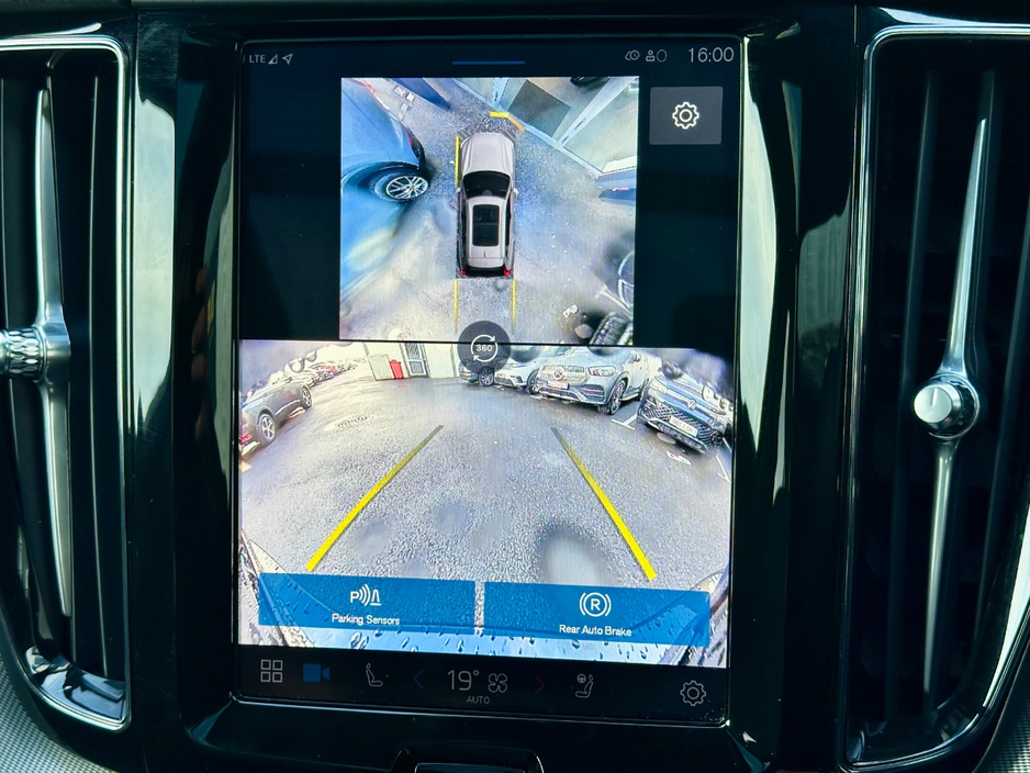 2025 Volvo XC60 - image 23