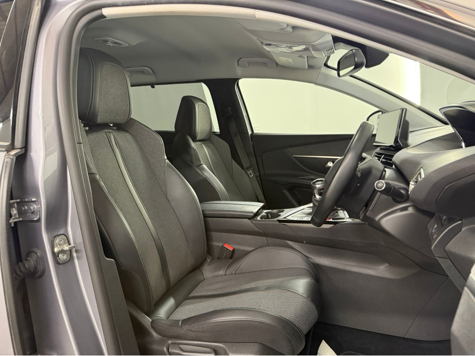 2022 Peugeot 5008 - image 15