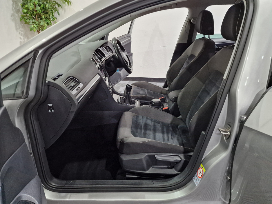 2013 Volkswagen Golf - image 8