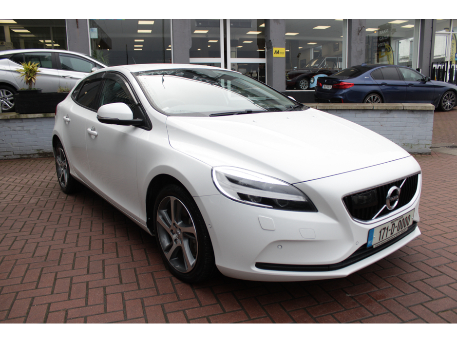 2017 Volvo V40 - image 2