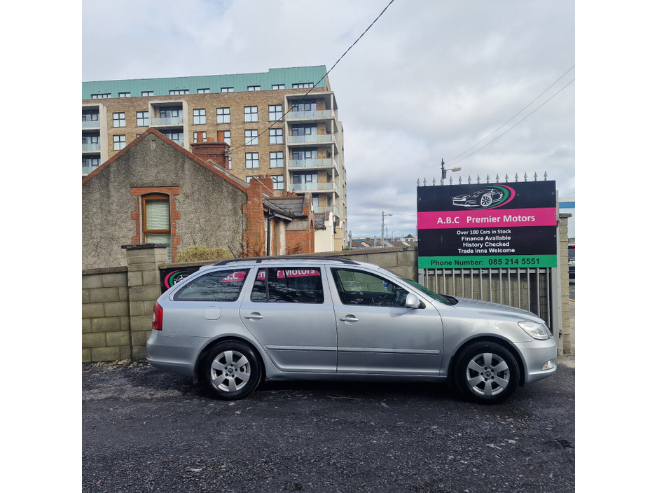 2011 Skoda Octavia - image 4