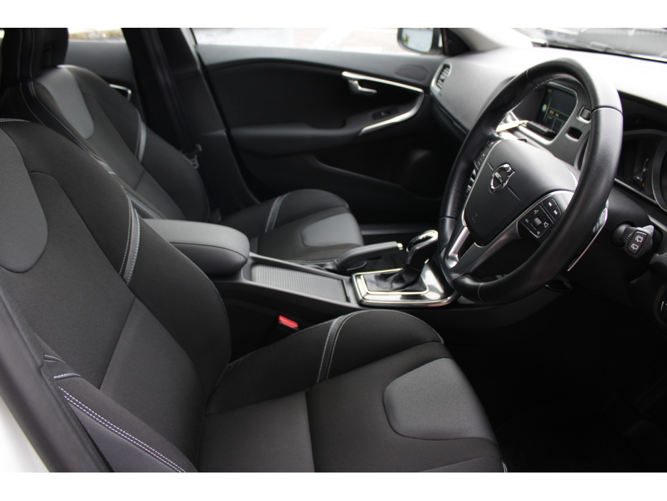 2016 Volvo V40 - image 11