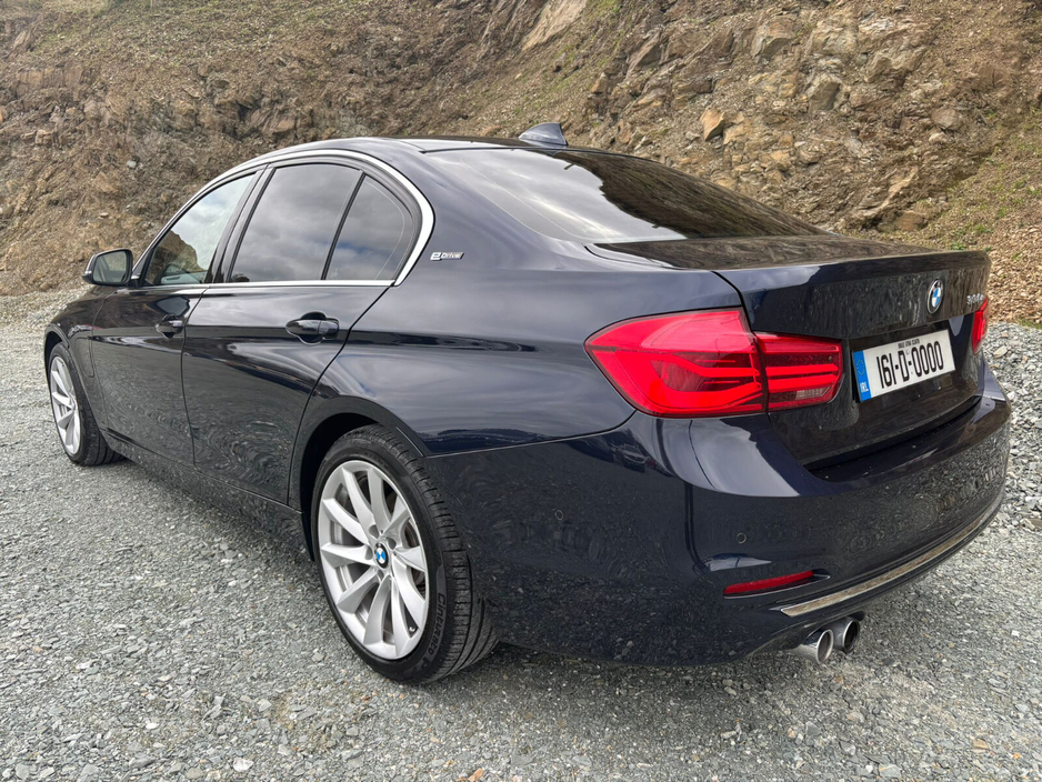 2016 BMW 3 Series - image 4