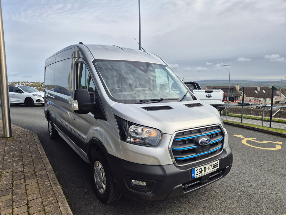 2025 Ford Transit - image 5