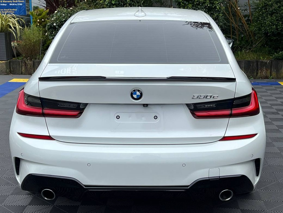 2021 BMW 3 Series - image 18