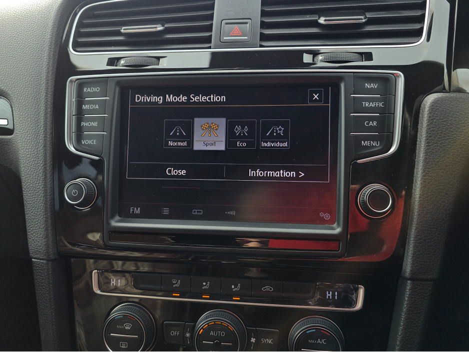 2014 Volkswagen Golf - image 22