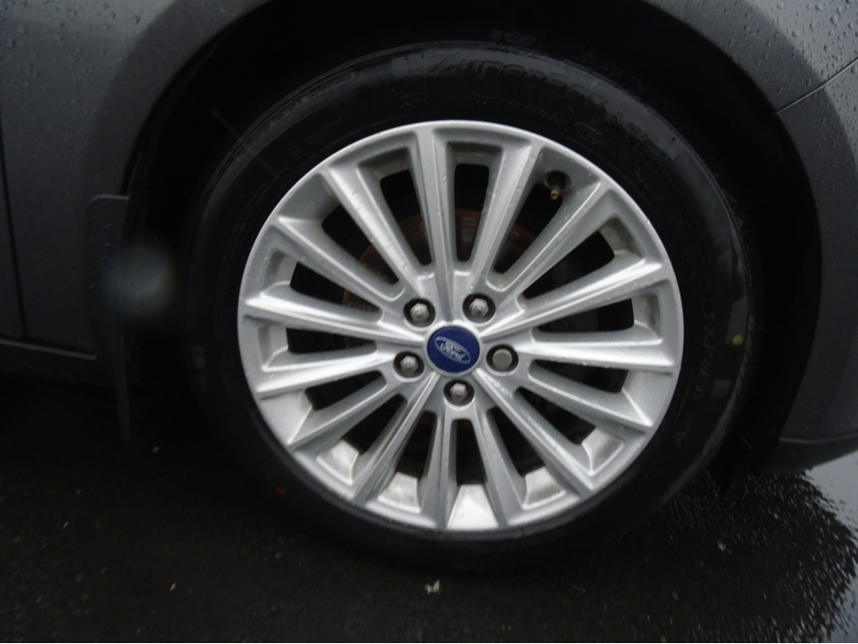 2016 Ford Focus - image 17