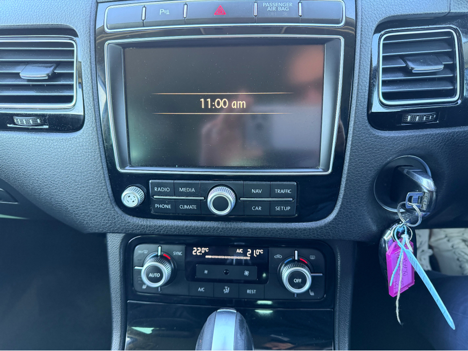 2015 Volkswagen Touareg - image 22