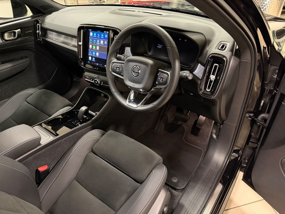 2023 Volvo XC40 - image 27