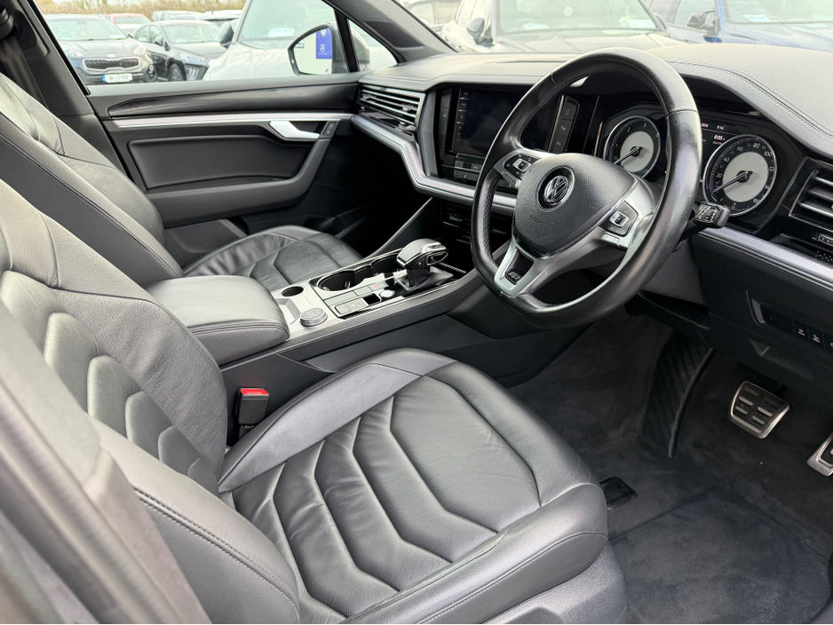 2019 Volkswagen Touareg - image 18