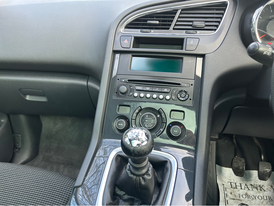 2017 Peugeot 5008 ACTIVE PETROL PANORAMIC GLASS ROOF €11,995