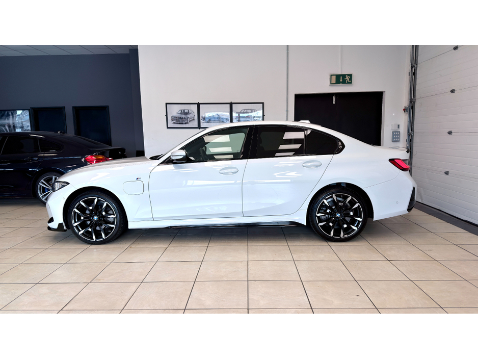 2025 BMW 3 Series - image 3