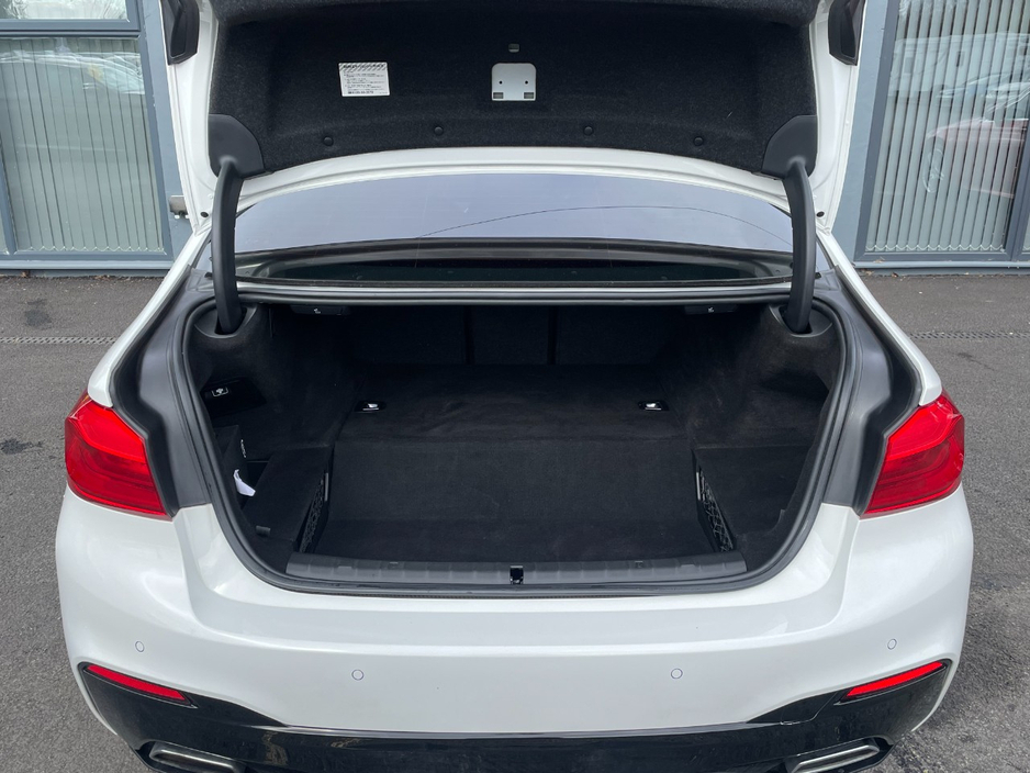 2019 BMW 5 Series - image 6