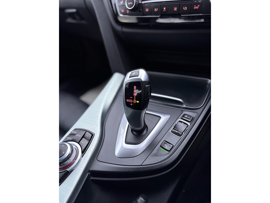 2017 BMW 3 Series - image 5