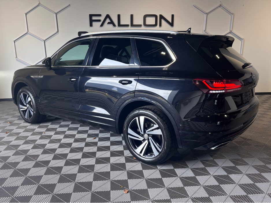 2018 Volkswagen Touareg - image 3
