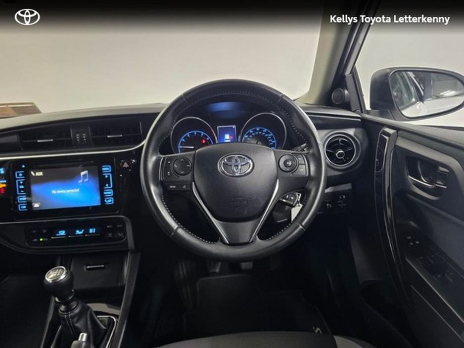 2016 Toyota Auris - image 8