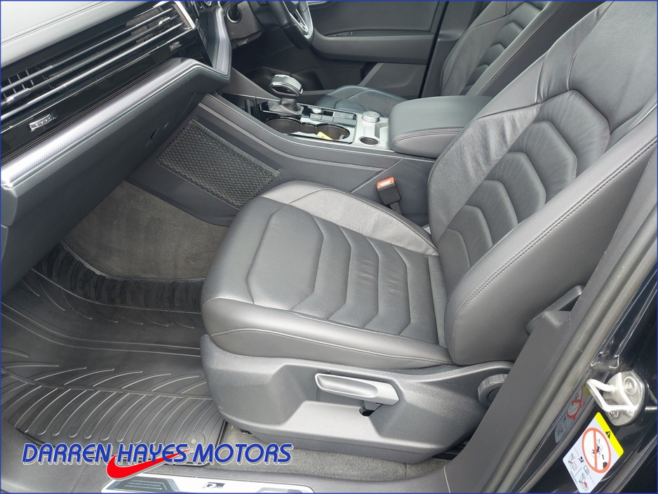 2021 Volkswagen Touareg - image 8