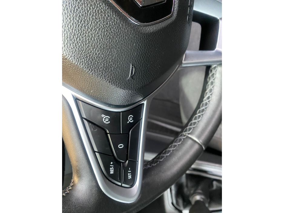 2023 Renault Clio - image 3