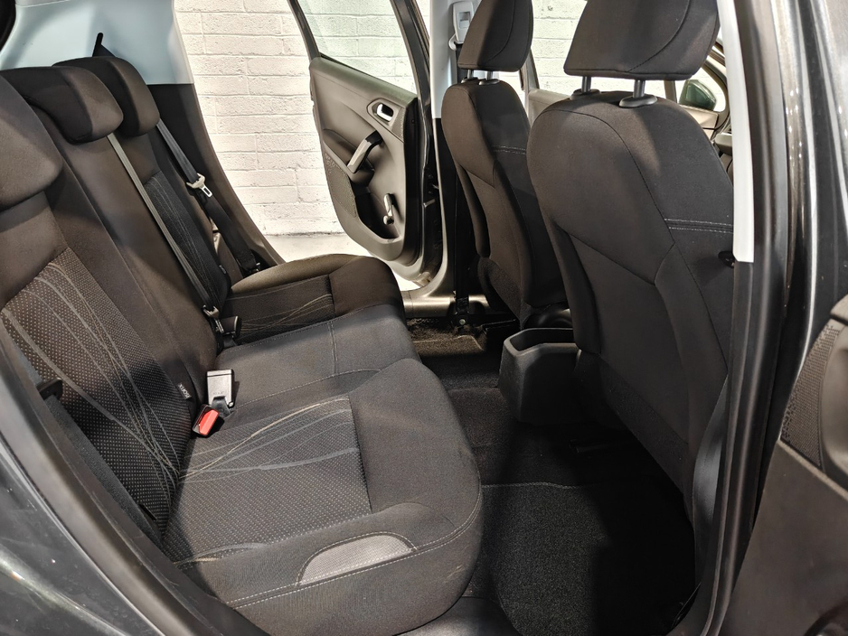2014 Peugeot 208 - image 16