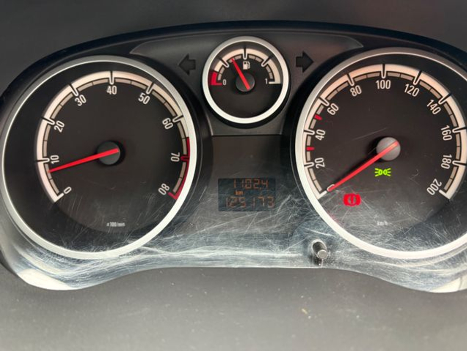 2010 Opel Corsa - image 11