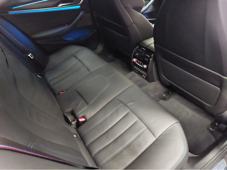 2020 BMW 5 Series - image 9