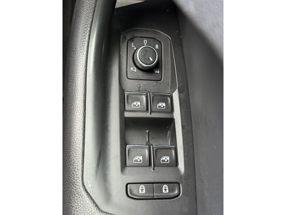 2019 Volkswagen Touareg - image 27