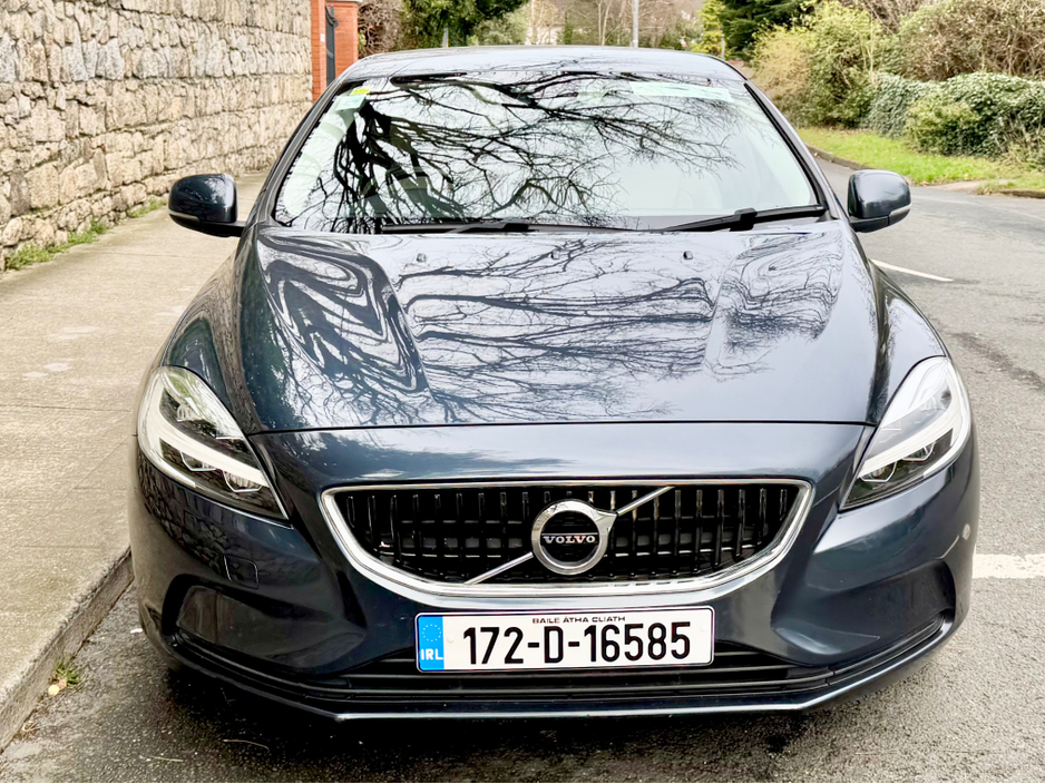 2017 Volvo V40 - image 12