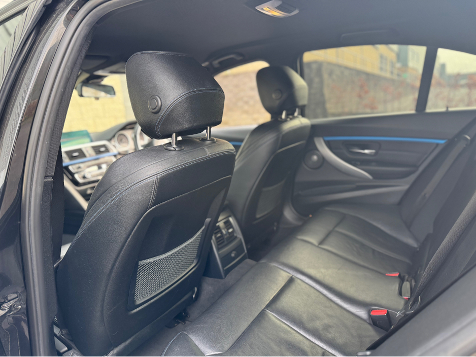 2017 BMW 3 Series - image 27
