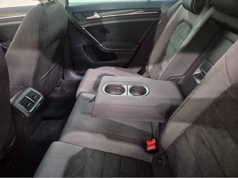 2017 Volkswagen Golf **HIGHLINE**ONLY 63000KMS**ALCANTARA SEATS*17" ALLOYS**BLIND SPOT WARNING**LANE ASSIST**KEYLESS ENTRY AND START**ADAPTIVE CRUISE CONTROL**DUAL ZONE CLIMATE CONTROL*REVERSE CAMERA*BLUETOOTH STREAMI €16,949