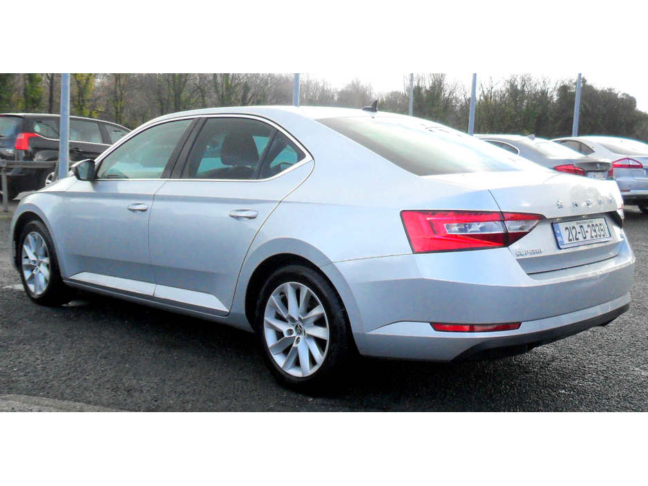 2022 Skoda Superb - image 7