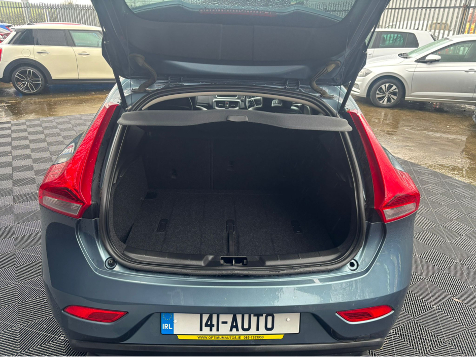 2014 Volvo V40 - image 7