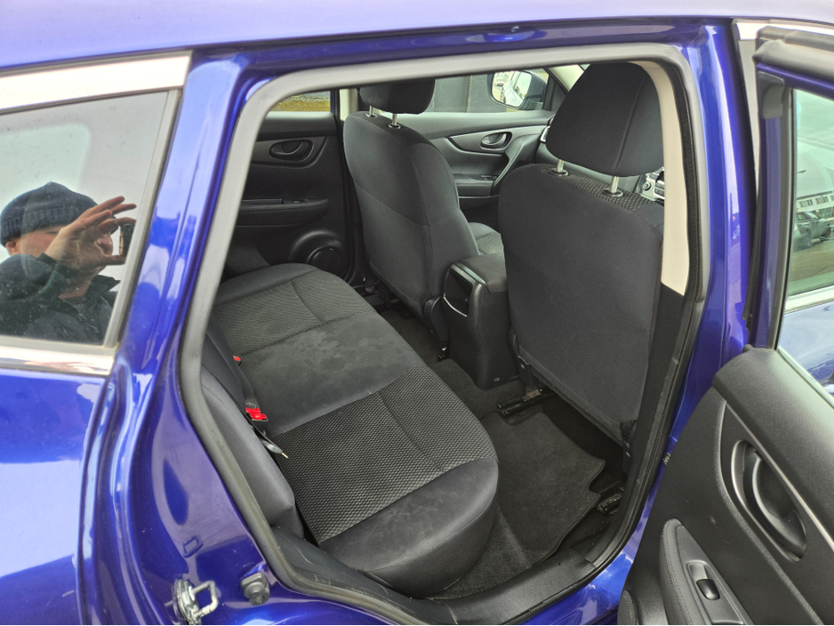 2015 Nissan Qashqai - image 2