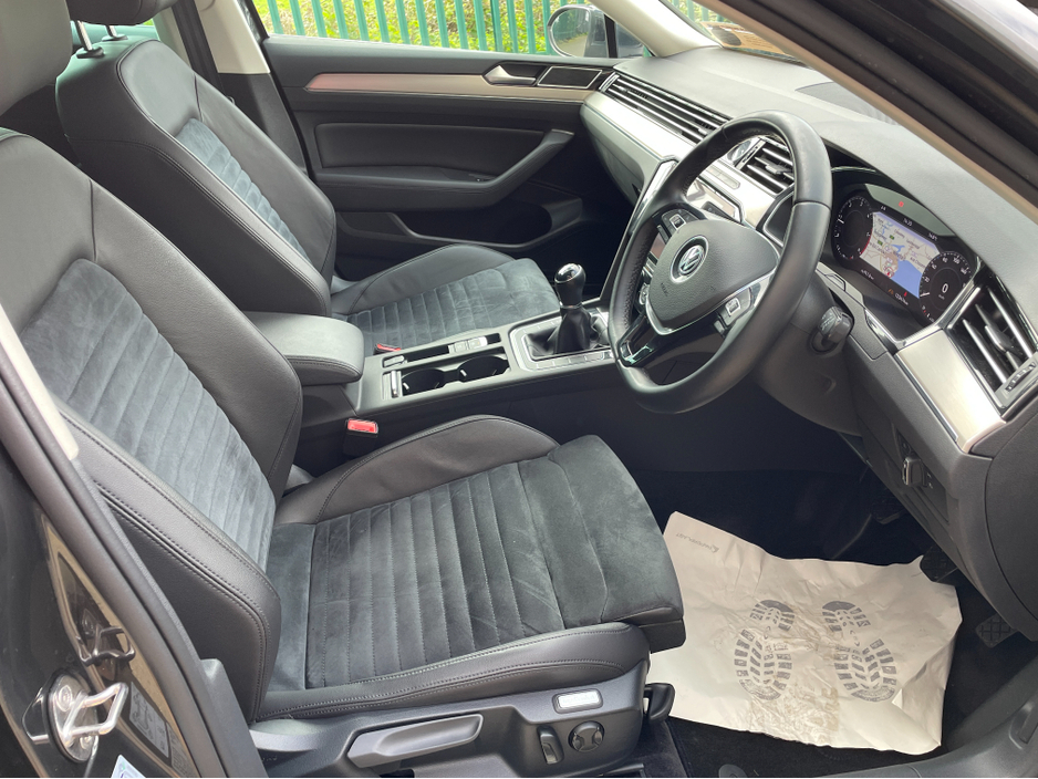 2019 Volkswagen Passat - image 7